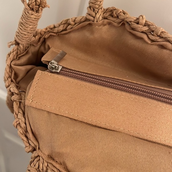 Adorable straw bag! Perfect for vacation! - Picture 5 of 9